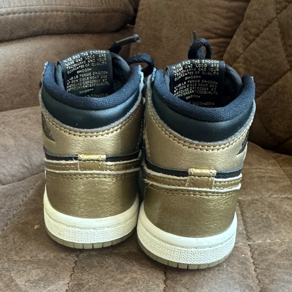 Nike toddler Black and Gold Sneakers - Picture 3 of 6